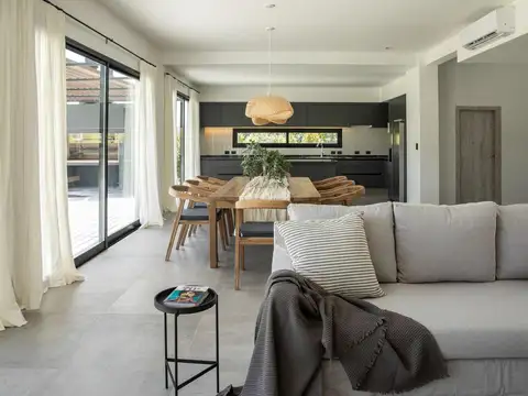 Casa 5 ambientes con 4 baños