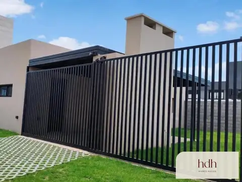 Venta casa 3 dormitorios 3 baños planta baja seguridad 24 hs