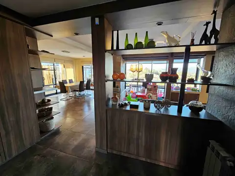 Casa 8 ambientes con 4 baños