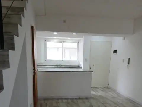 Depto Tipo Casa en Alquiler de 3 ambientes