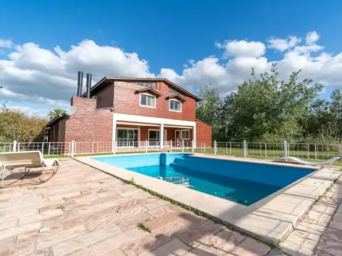 Casa en Venta con 4 cocheras