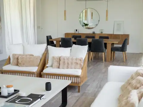 Casa en Venta con 2 cocheras