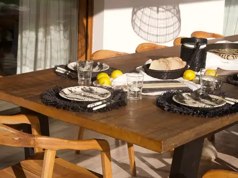 Casa 8 ambientes con 5 baños