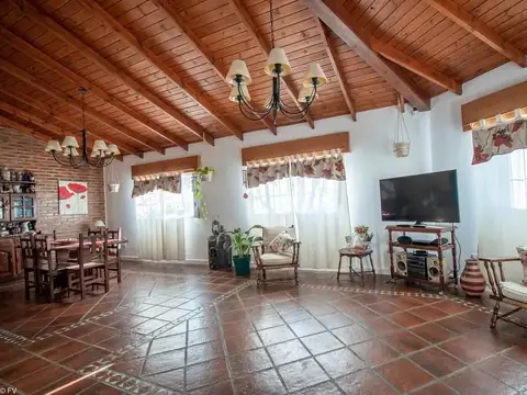 Casa 6 ambientes con 2 baños