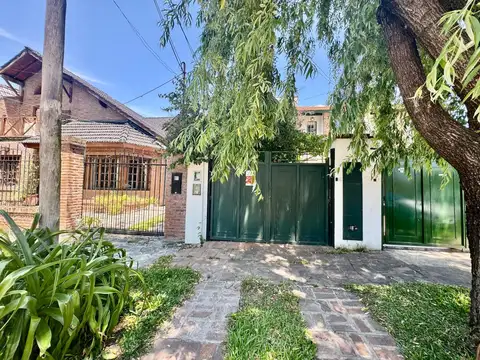 VENTA DE TRIPLEX EN BELLA VISTA CON JARDÍN APTA CRÉDITO