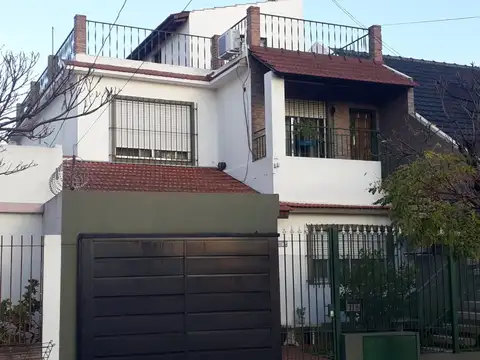 Casa multifamiliar. Ideal dos familias, entradas independientes.