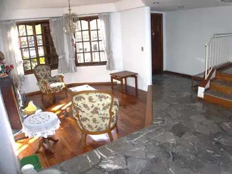 CASA lote propio COCHERA doble y JARDÍN Pompeya 