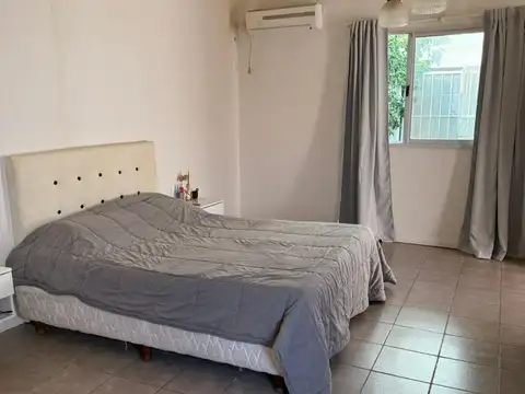 CASA DE 5 AMBIENTES CON DEPARTAMENTO ANEXO Y PARQUE