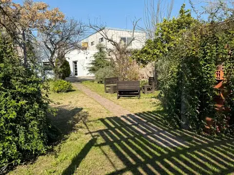 CASA DE 5 AMBIENTES CON DEPARTAMENTO ANEXO Y PARQUE