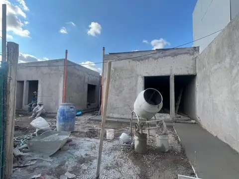 Casa 4 ambientes con 2 baños