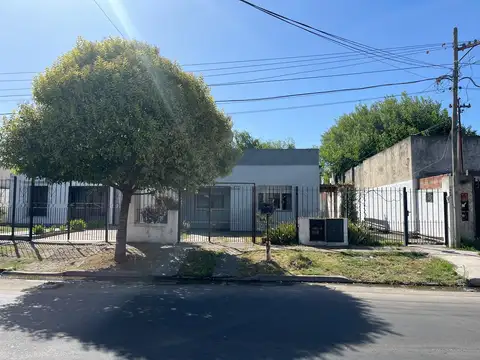 Casa de 3 dormitorios con patio y cochera en venta en La Plata sobre Calle 80 [Cod: ]