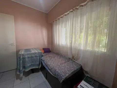 Casa de 3 dormitorios con patio y cochera en venta en La Plata sobre Calle 80 [Cod: ]