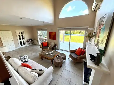 Casa en Alquiler en Villa Olivos, USD 1.999