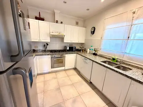 Casa en Alquiler con 2 cocheras