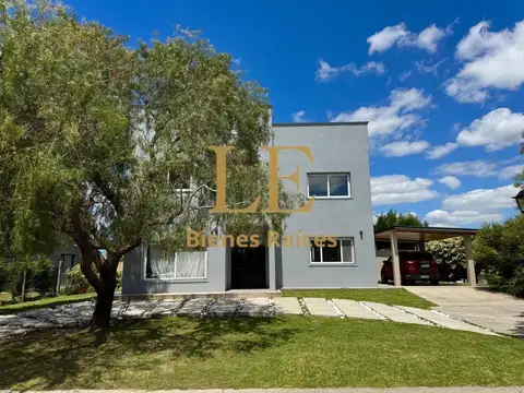 Casa 5 ambientes con 4 baños