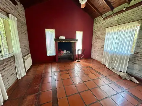 Casa 4 ambientes con 2 baños