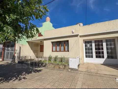 Casa en venta en Los Hornos. 2 dorms. parque.