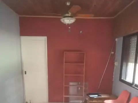 CASA EN VENTA A RECICLAR CON COCHERA PARA 8 AUTOS