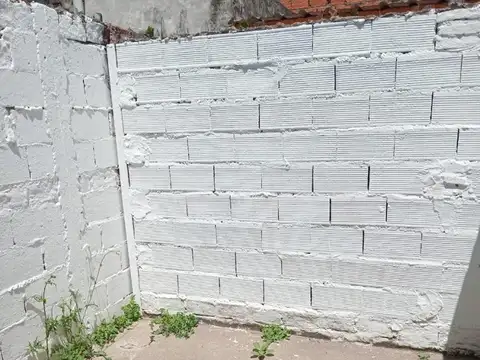 Casa el frente de 1 dormitorio u opcional local en alquiler