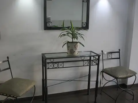 Flores departamento 2 ambientes al frente. Muy buena ubicación y estado. No paga ABL.