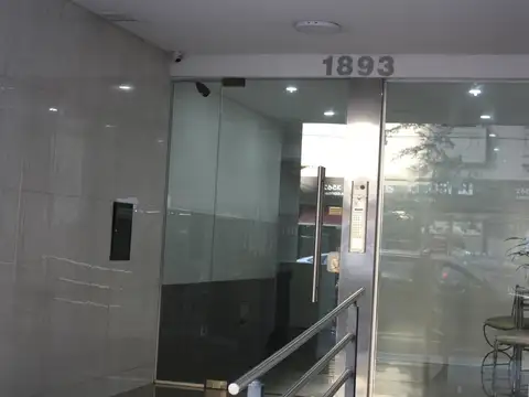 Flores departamento 2 ambientes al frente. Muy buena ubicación y estado. No paga ABL.