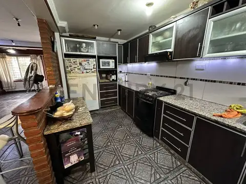 Venta casa en Berazategui con jardín, piscina y garage