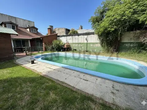 Venta casa en Berazategui con jardín, piscina y garage