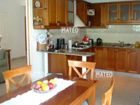 Casa 4 ambientes con 2 baños