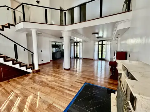 Casa en Venta con 2 cocheras