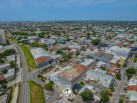 Importante propiedad comercial con salida a dos calles
