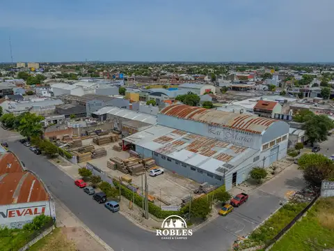 Importante propiedad comercial con salida a dos calles