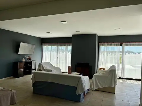 Casa 5 ambientes con 3 baños