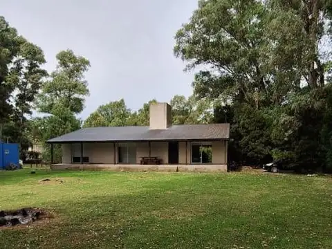 CASA 4 AMBIENTES EN EL BARRIO LA  ARMONIA