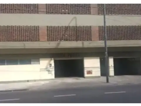 Cochera a la venta Flores cubierta de 15 mts
