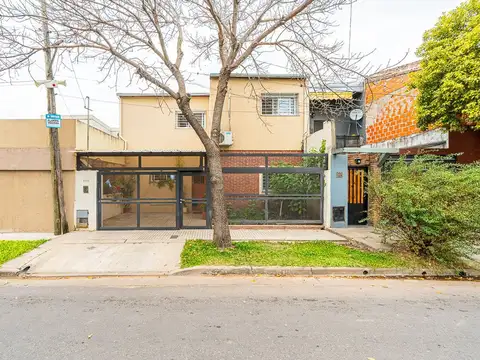 CASA EN VENTA 3 DORMITORIOS COCHERA Y PILETA