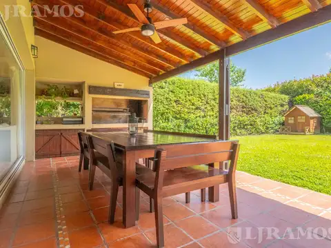 Casa 7 ambientes con 2 baños