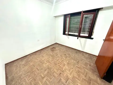 casa 4 ambientes con cochera cubierta a mts de Av Santa Fe!