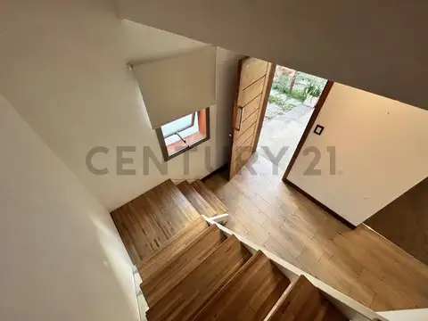 Casa en Alquiler con 2 cocheras