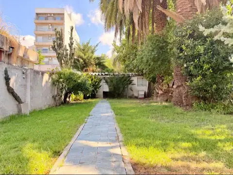 VILLA BALLESTER CENTRO: CASA 4 AMB C/COCHERA Y PARQUE.