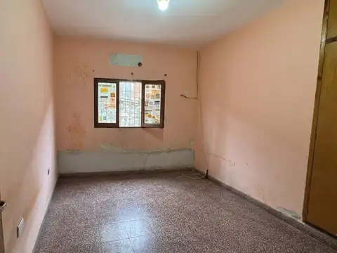 SE VENDE CASA 6 AMBIENTES, 4 HABITACIONES.