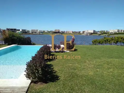 VENTA CASA A LAGUNA CENTRAL BARRIO SAN MATIAS ZONA NORTE