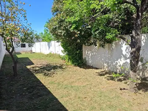 Casa 3 ambientes en lote de 126 m2 - 2 Dormitorios y amplio jardin- pque. Sarmiento, Azul