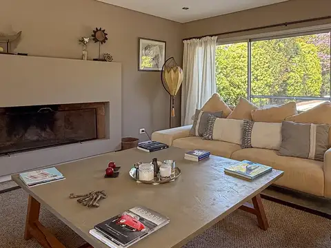 Casa en Venta con 3 cocheras