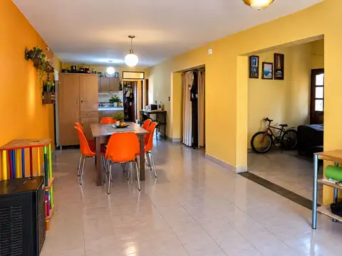 Casa 5 ambientes con 2 baños