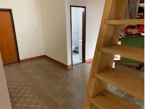 Casa  con 2 dormitorios, garaje con fosa + local comercial