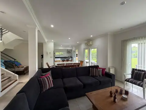 Casa 4 ambientes con 2 baños