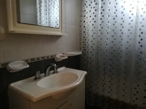 2 e 60 y 61 Semipiso al frente 1 dorm con Placard, living comedor cocina, balcón. Buena ubicación