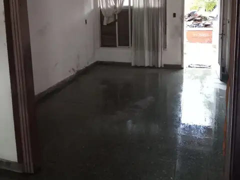 CASA A REFACCIONAR SOBRE LOTE DE 433 M2. BANFIELD