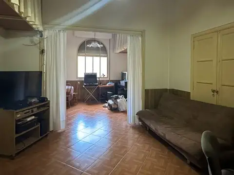 VENTA  PH DE 4 AMBIENTES  AMPLIO, BUENA DISTRIBUCION , FUNCIONAL , PATIO CUBIERTO /ZONA COMERCIAL