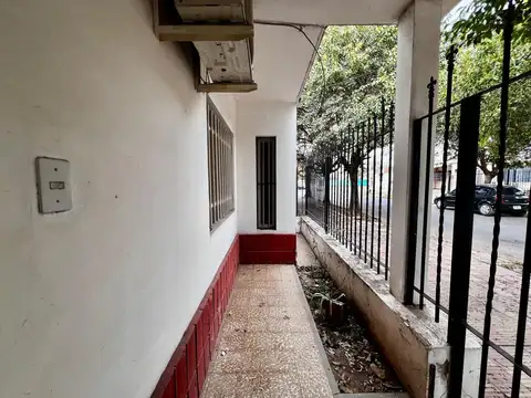Casa 8 ambientes con 2 baños